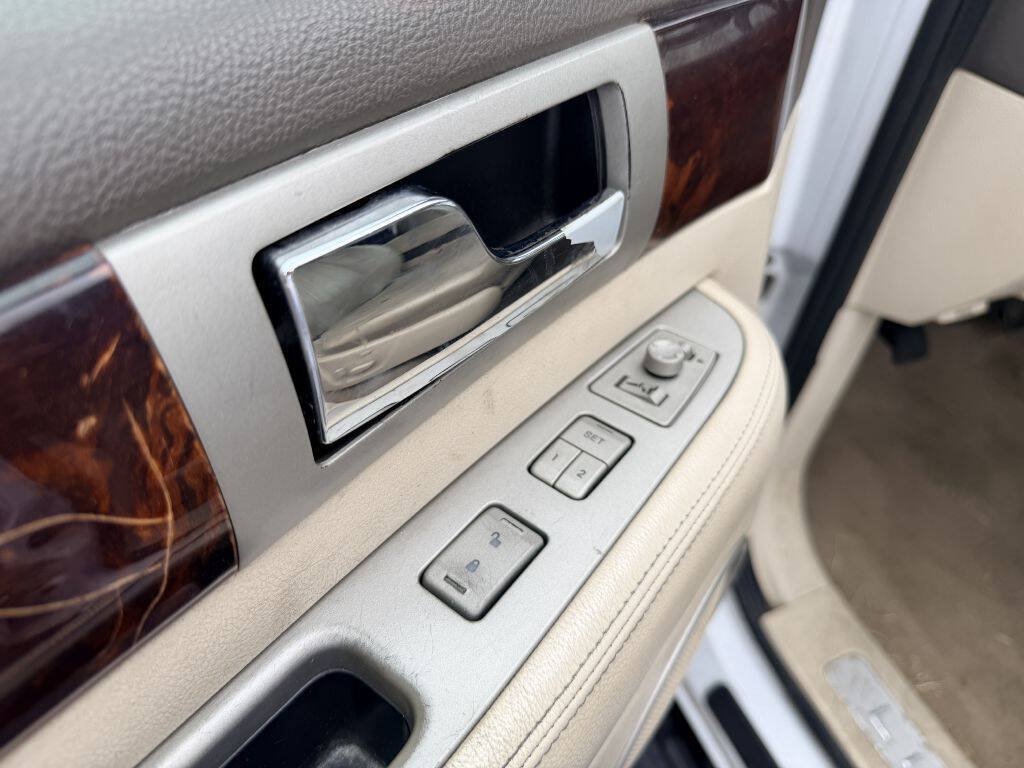 Used 2004 Lincoln Navigator Ultimate AWD/4WD image 11