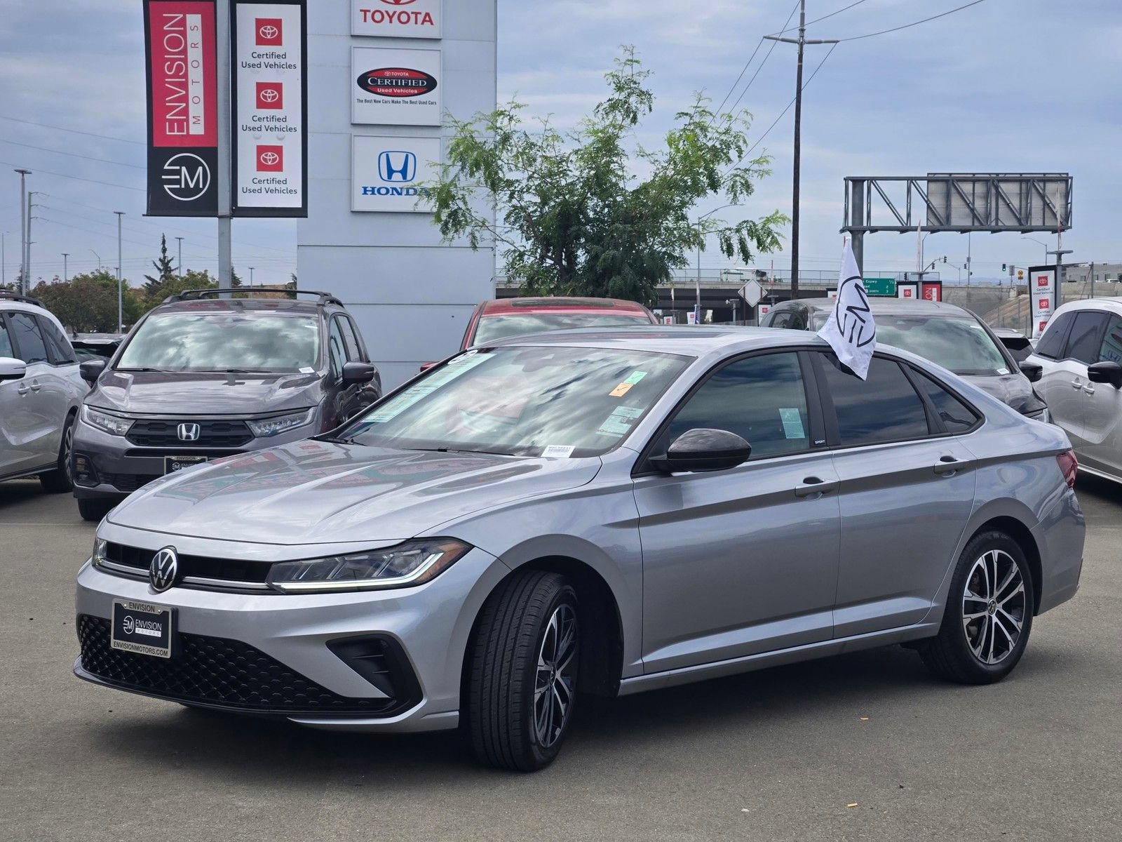 Used 2025 Volkswagen Jetta Sport FWD image 3