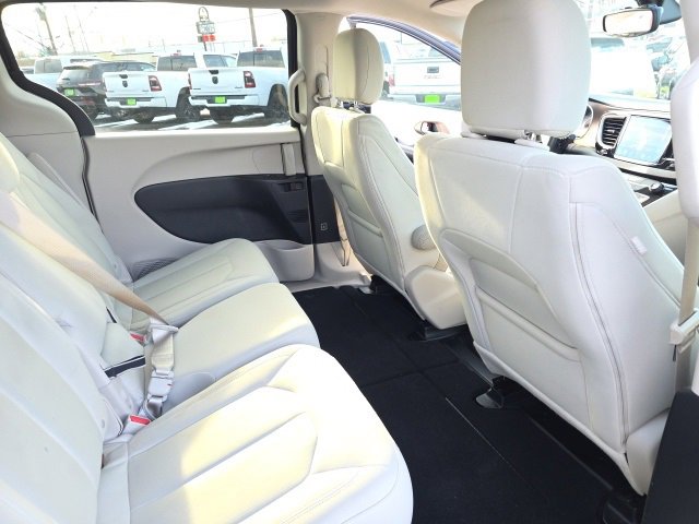 Used 2017 Chrysler Pacifica Touring image 39