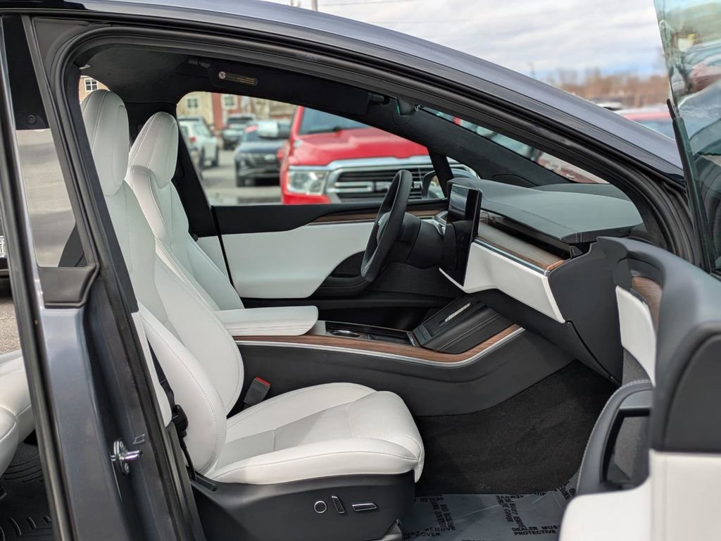Used 2023 Tesla Model X image 11