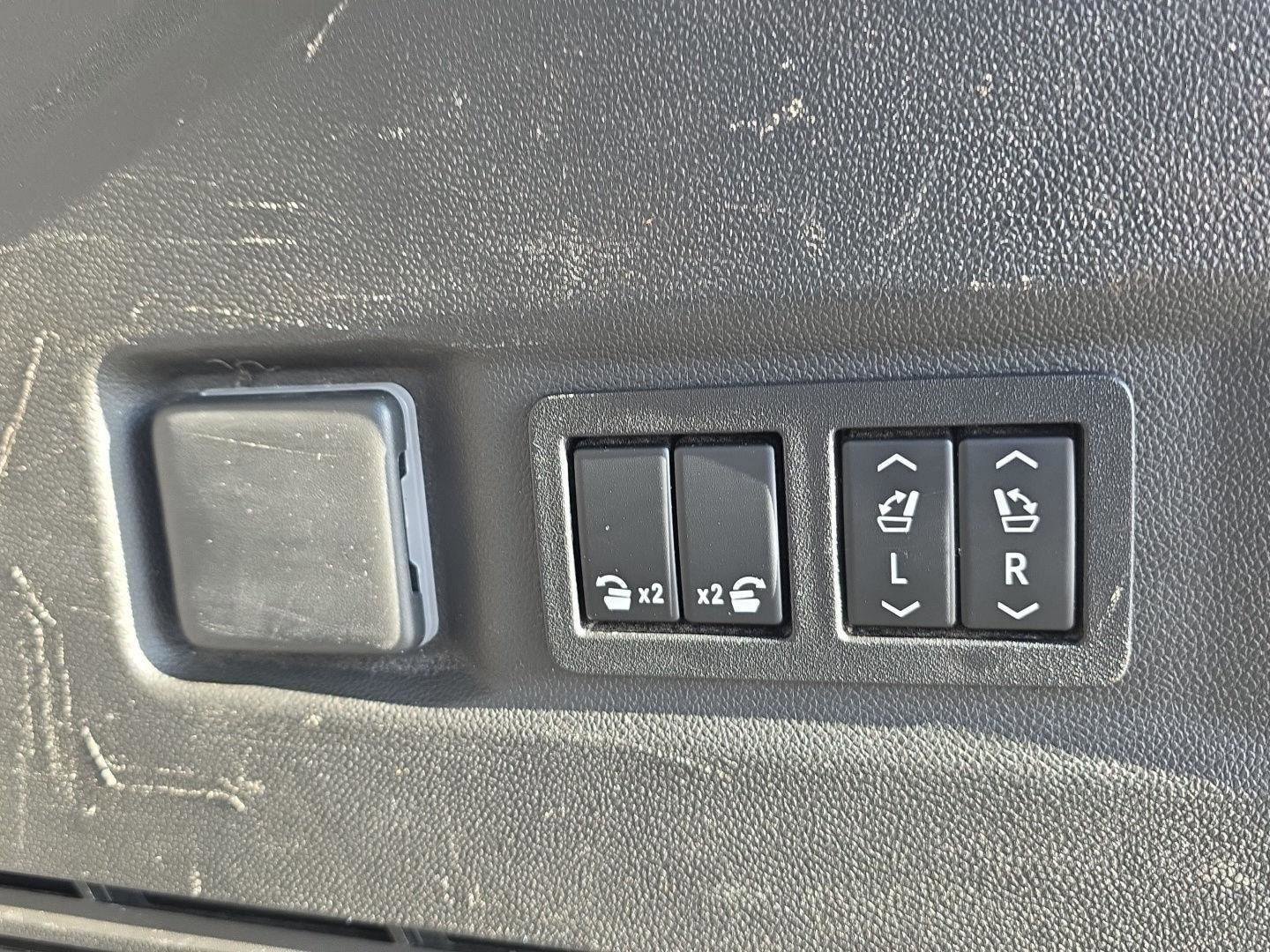 Used 2022 GMC Yukon SLT w/ SLT Premium Package image 9