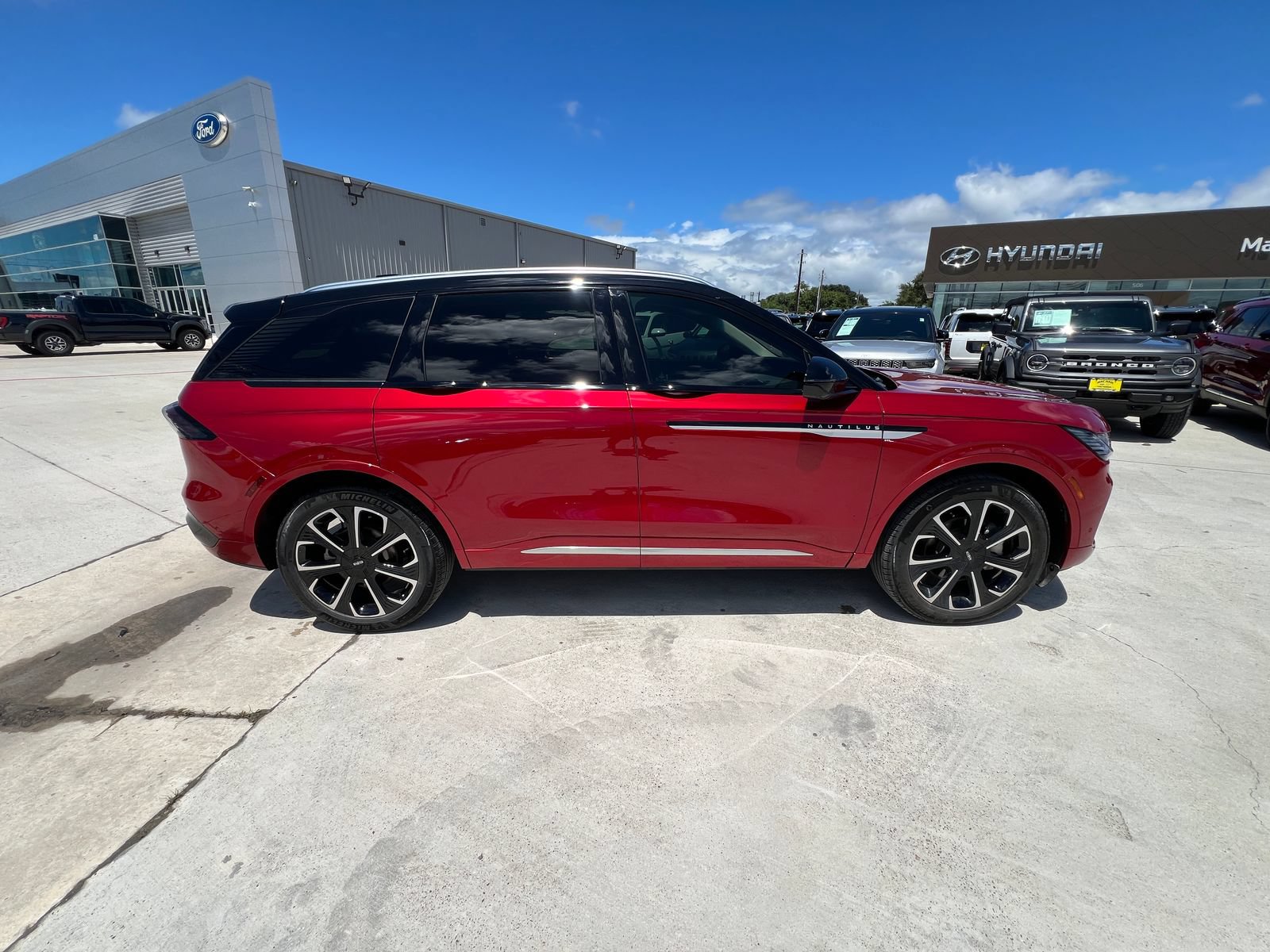 Used 2024 Lincoln Nautilus Reserve AWD/4WD image 2
