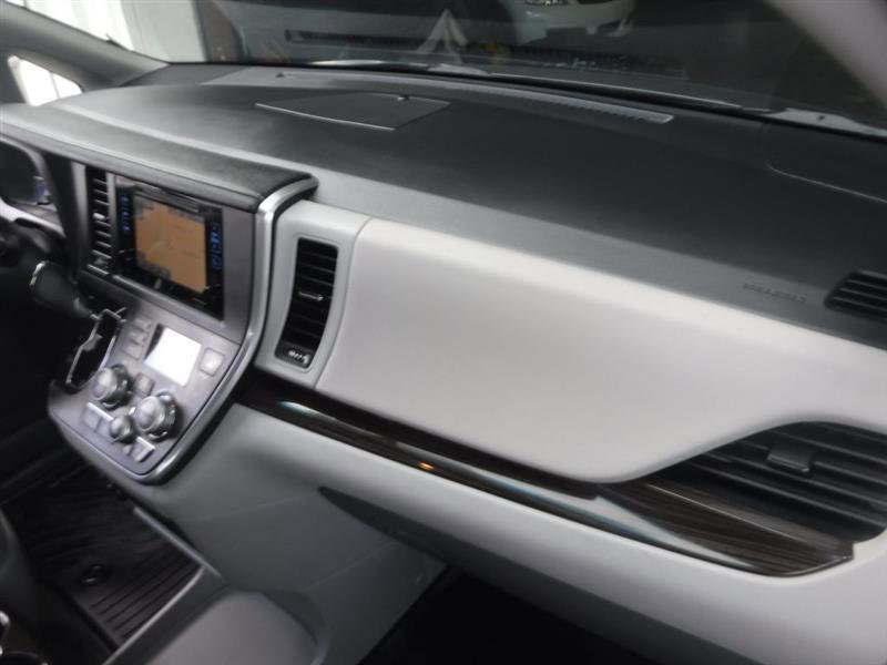 Used 2017 Toyota Sienna AWD image 27