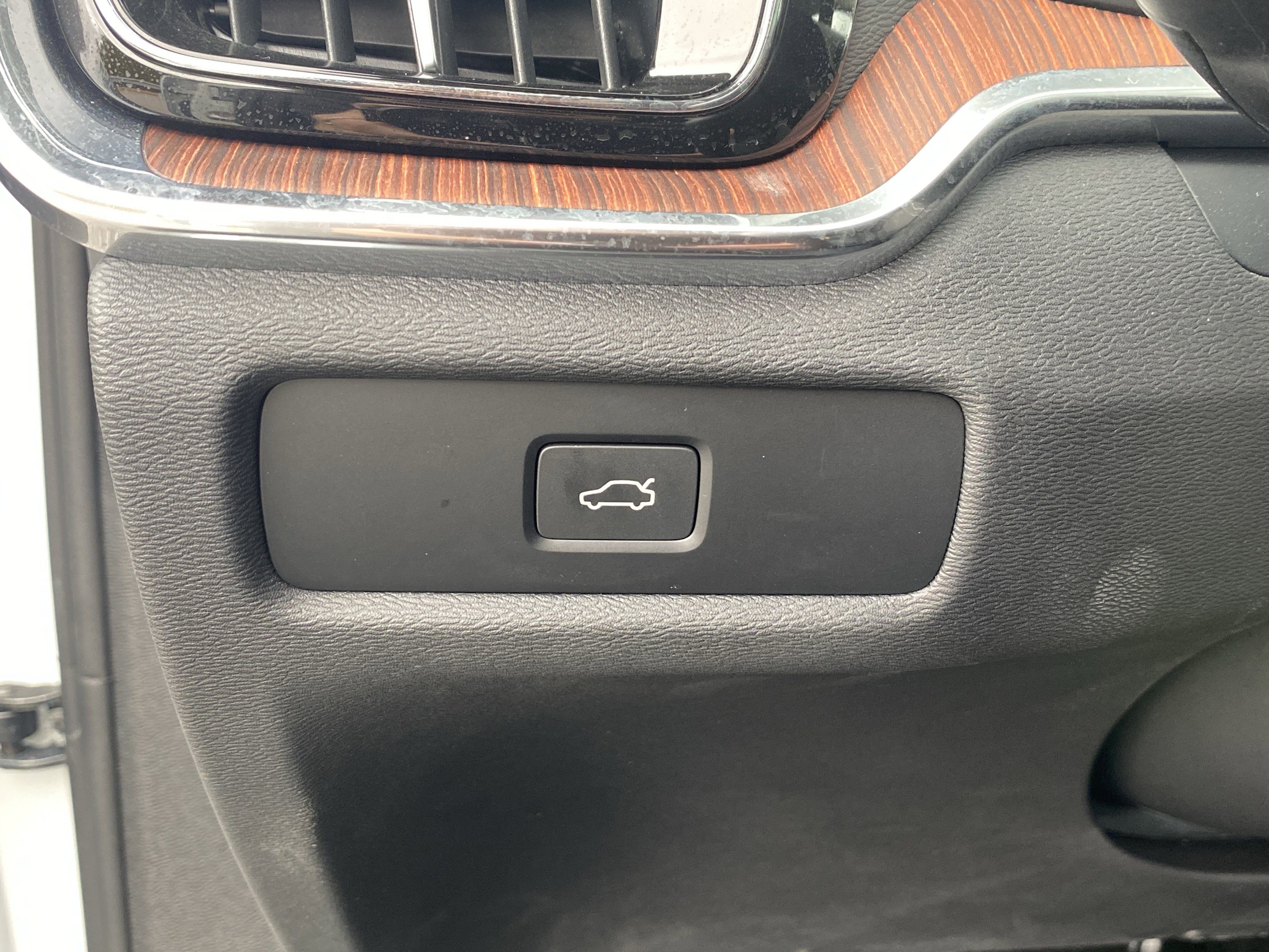 Used 2025 Volvo V60 B5 Cross Country Plus image 33