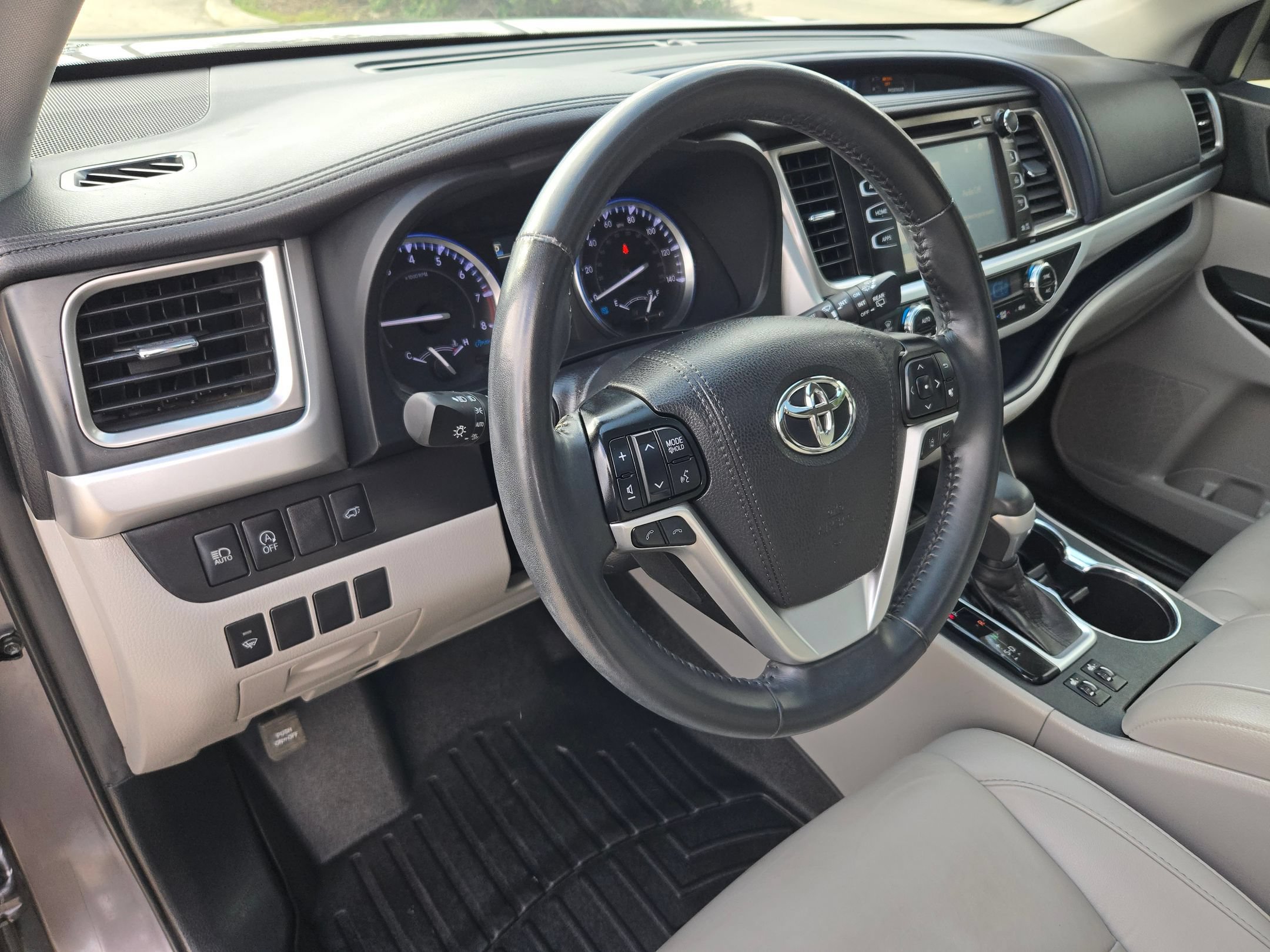 Used 2019 Toyota Highlander XLE FWD image 11