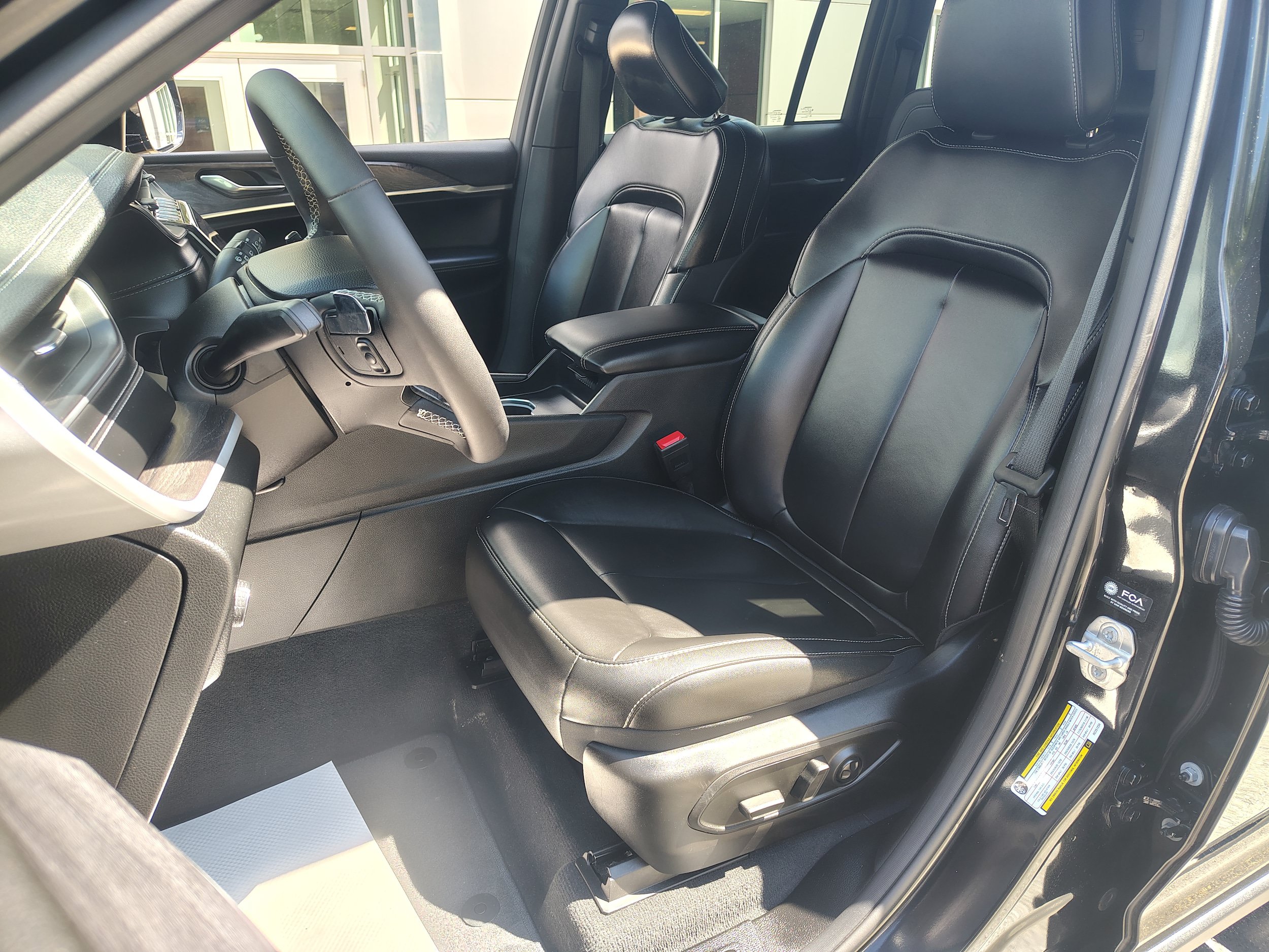 Certified 2024 Jeep Grand Cherokee Limited w/ Black Appearance Package AWD/4WD image 18