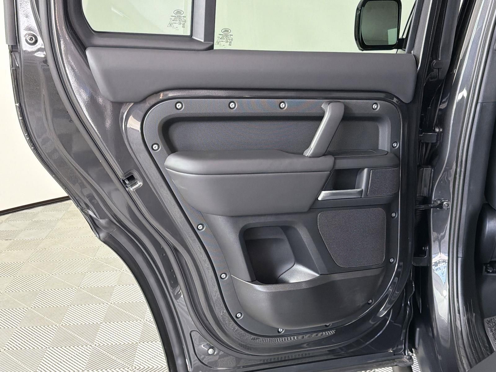 New 2026 Land Rover Defender 130 X-Dynamic SE image 25