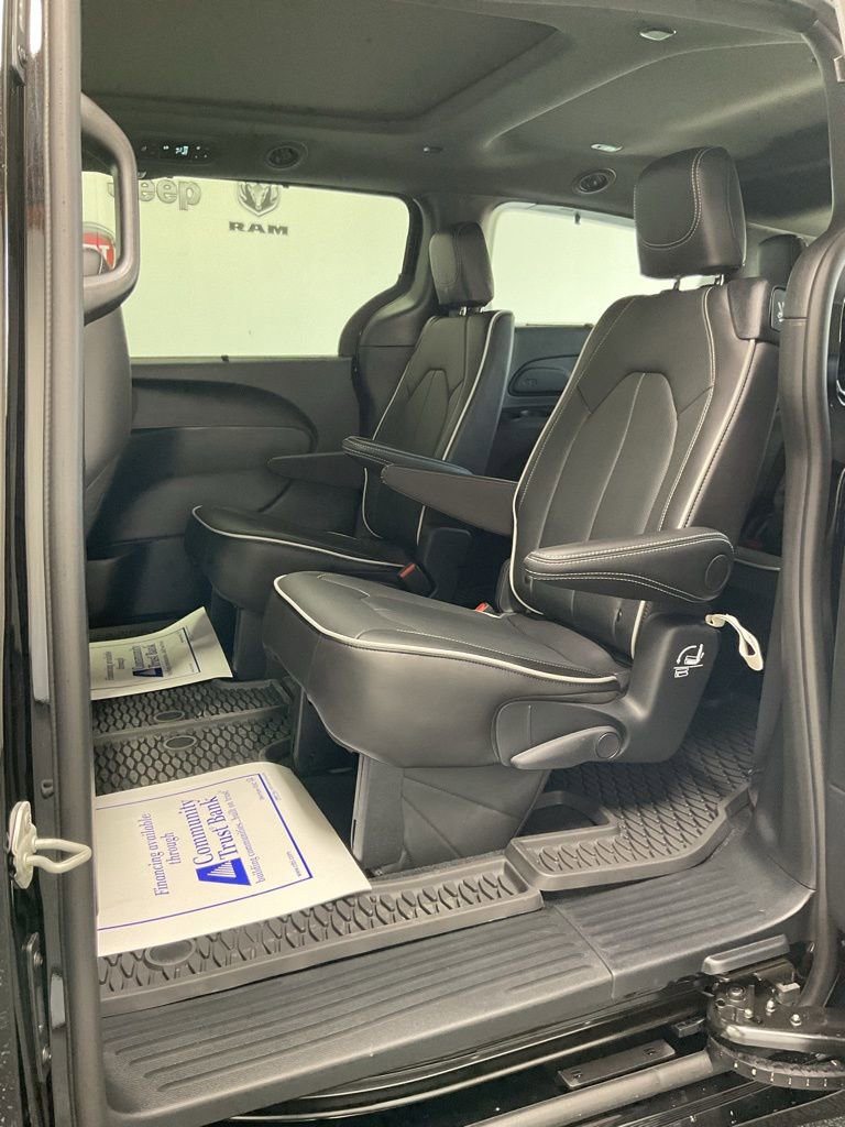 New 2025 Chrysler Pacifica Limited image 24