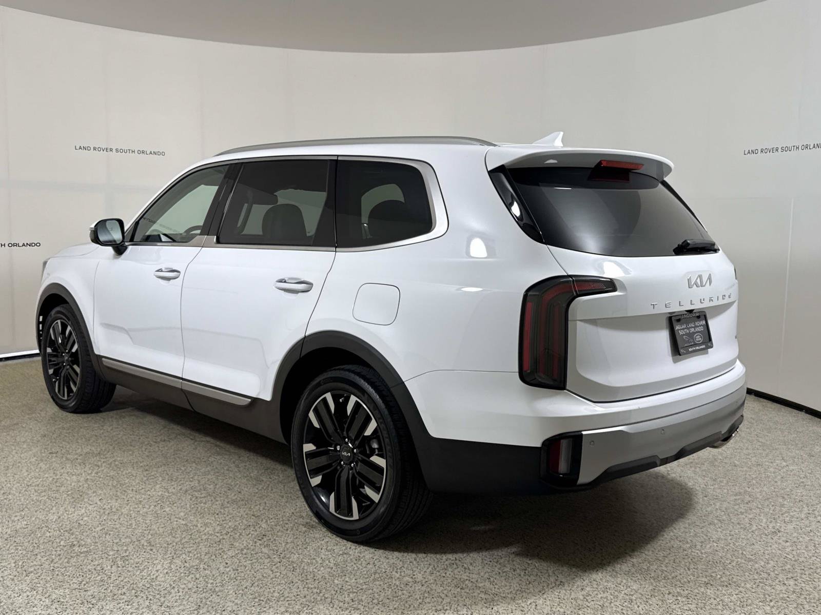 Used 2023 Kia Telluride SX AWD/4WD image 3
