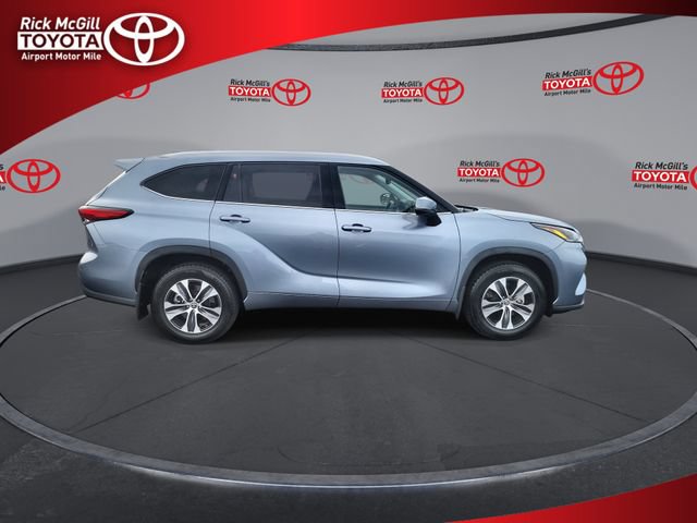 Used 2021 Toyota Highlander XLE AWD/4WD image 9