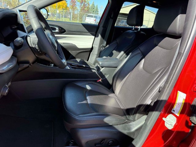Certified 2025 Jeep Compass Limited AWD/4WD image 17