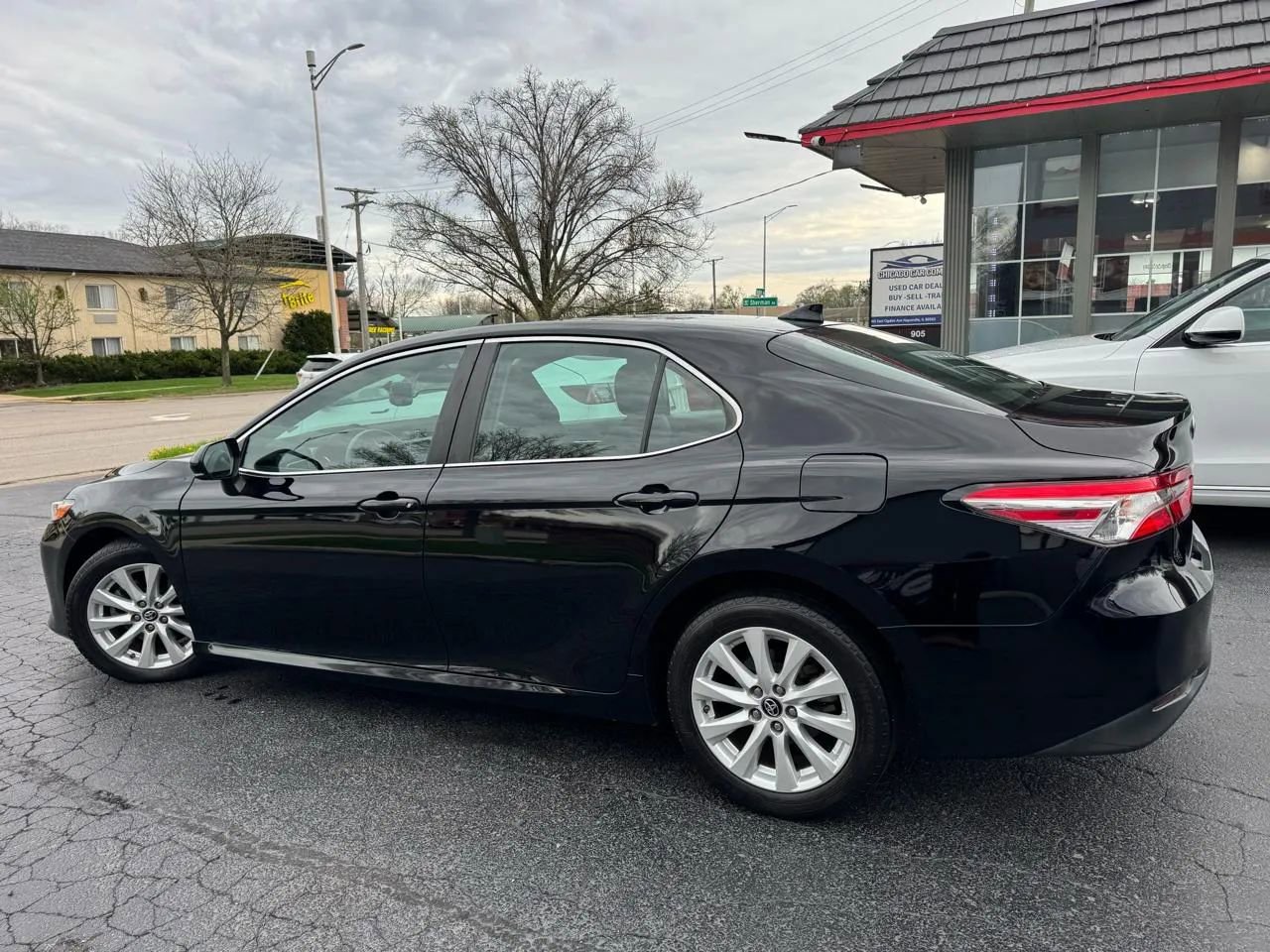 Used 2019 Toyota Camry LE image 4