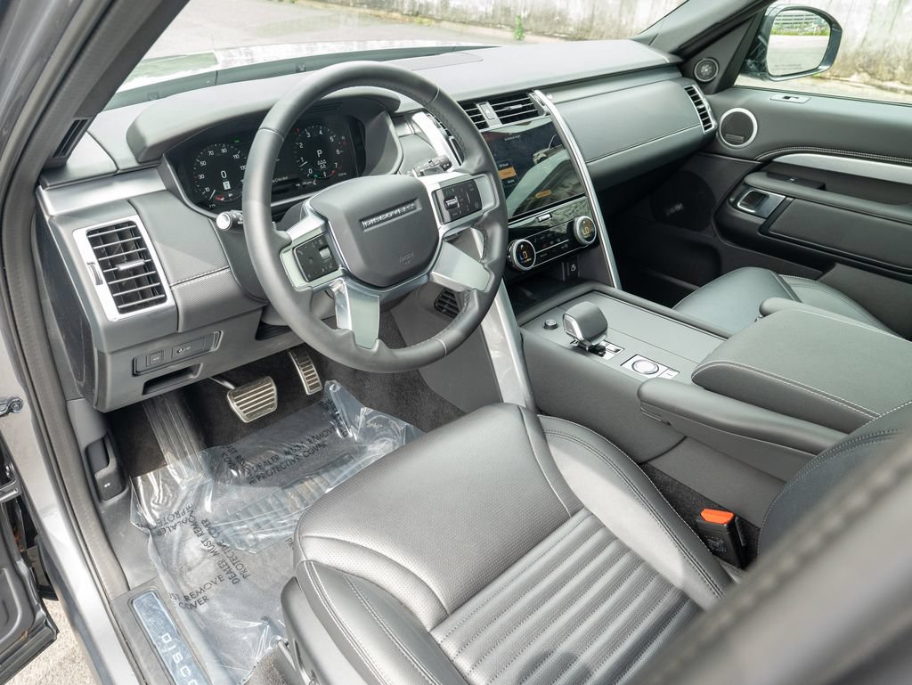 Certified 2025 Land Rover Discovery Dynamic SE AWD/4WD image 12