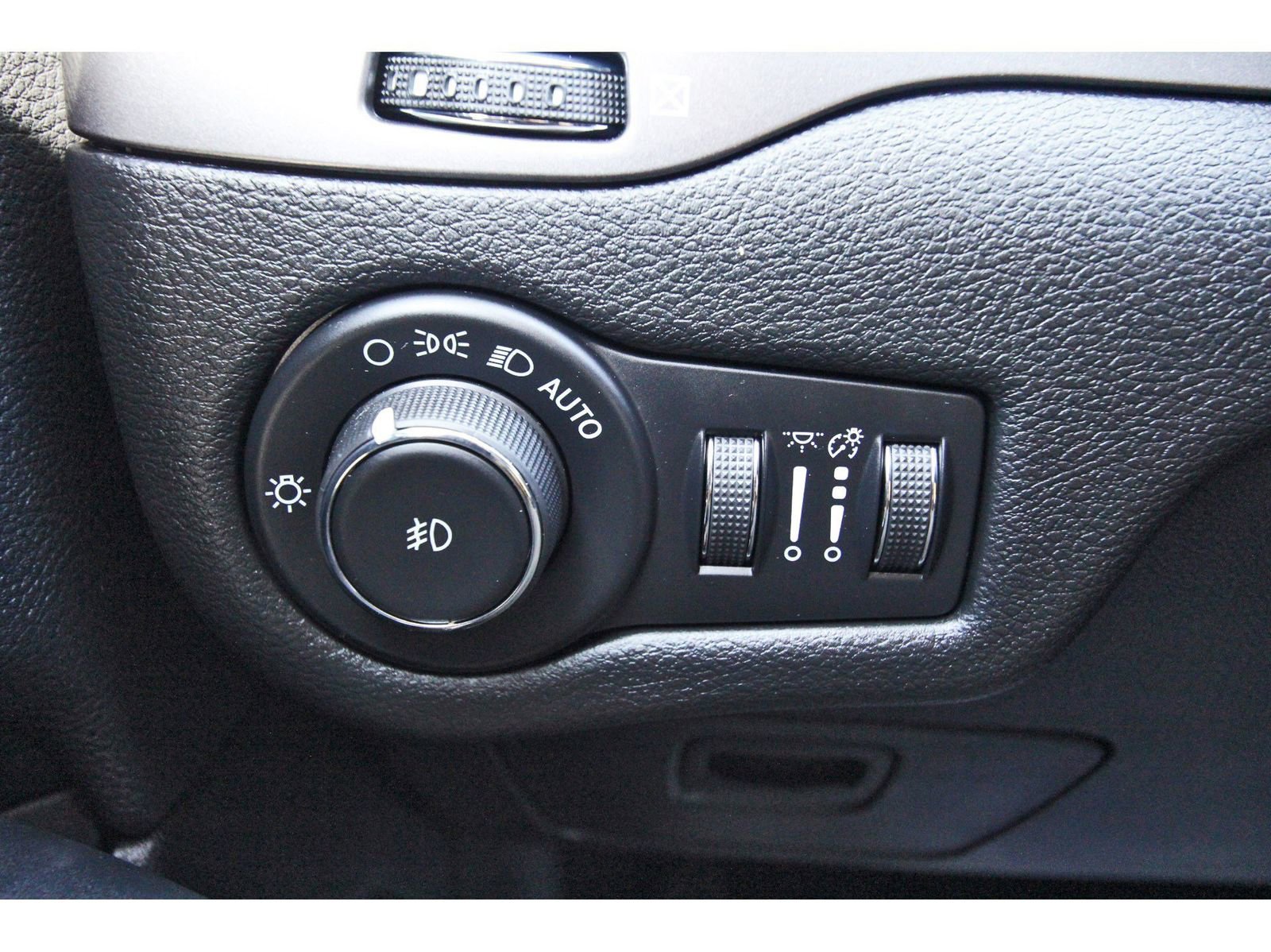 Used 2021 Jeep Cherokee Latitude Plus image 18