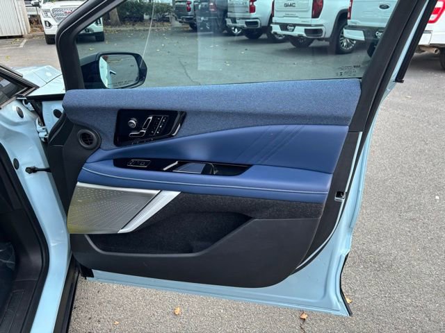 Used 2025 Cadillac Optiq Sport 2 image 39