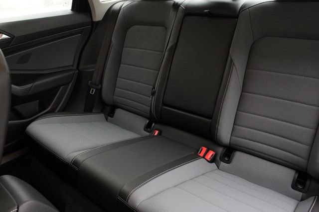 Used 2025 Volkswagen Jetta SE w/ Sunroof Package image 24