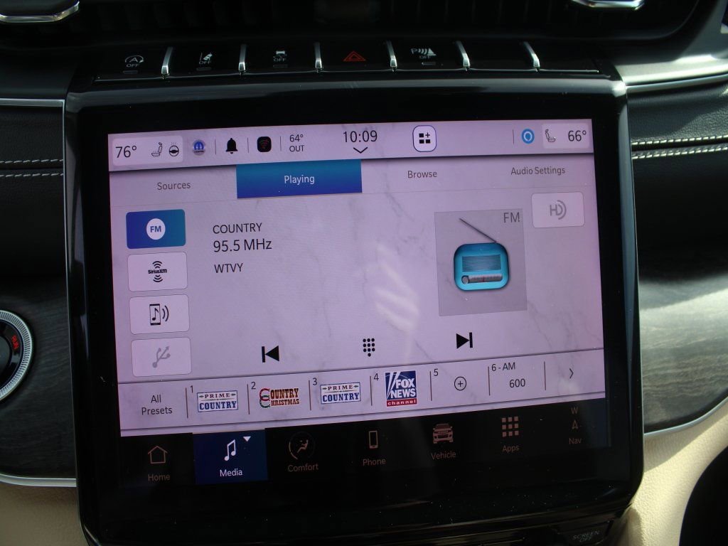 Used 2024 Jeep Grand Cherokee Limited w/ Black Appearance Package image 17