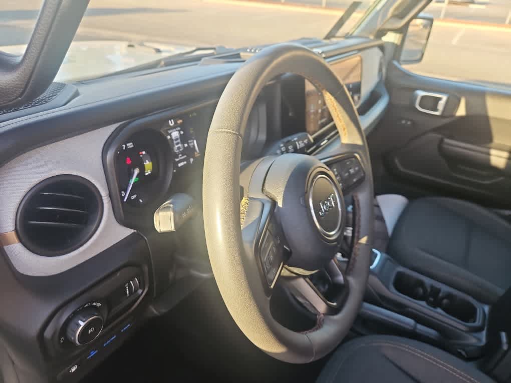 Used 2024 Jeep Wrangler Unlimited AWD/4WD image 9