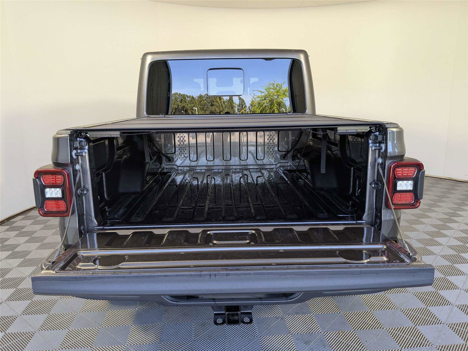 Used 2025 Jeep Gladiator Mojave w/ Convenience Group AWD/4WD image 8