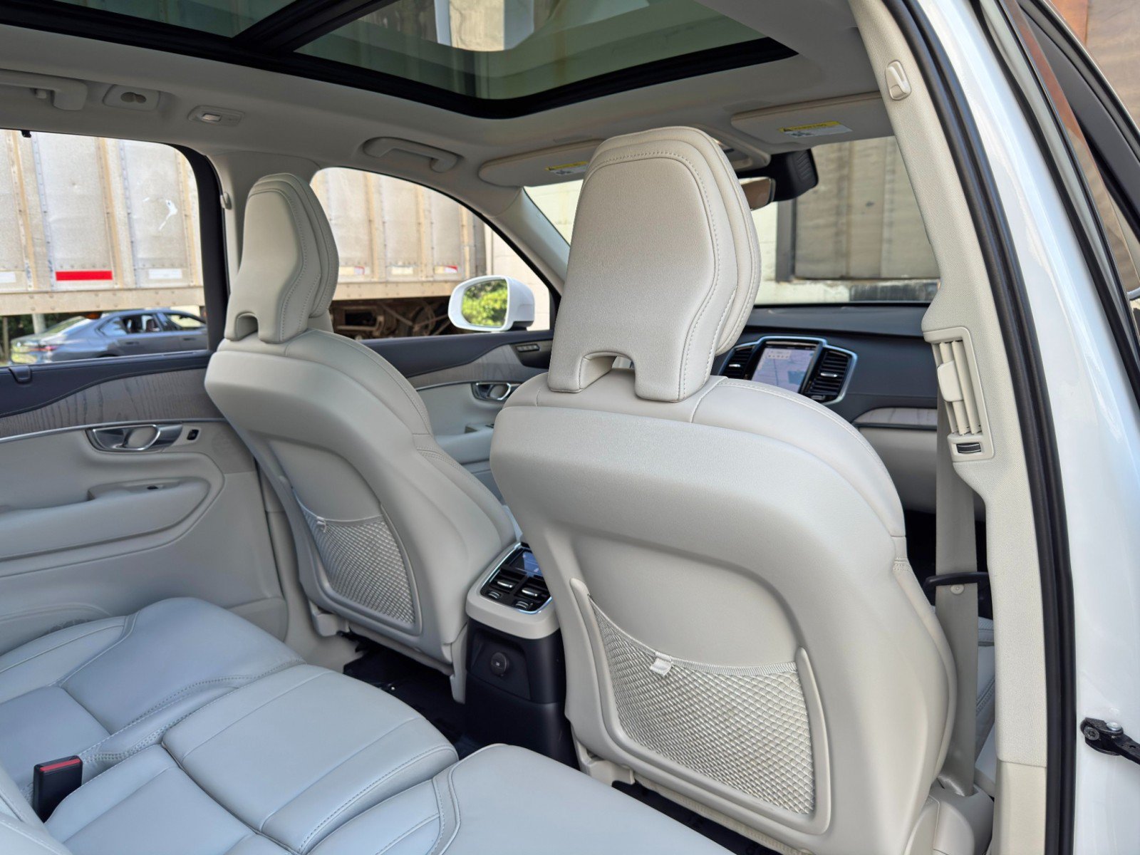 Used 2025 Volvo XC90 T8 Ultra w/ Protection Package Premier AWD/4WD image 40