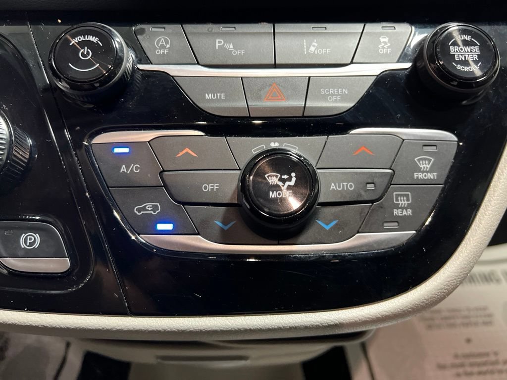 Used 2023 Chrysler Pacifica Touring-L FWD image 27