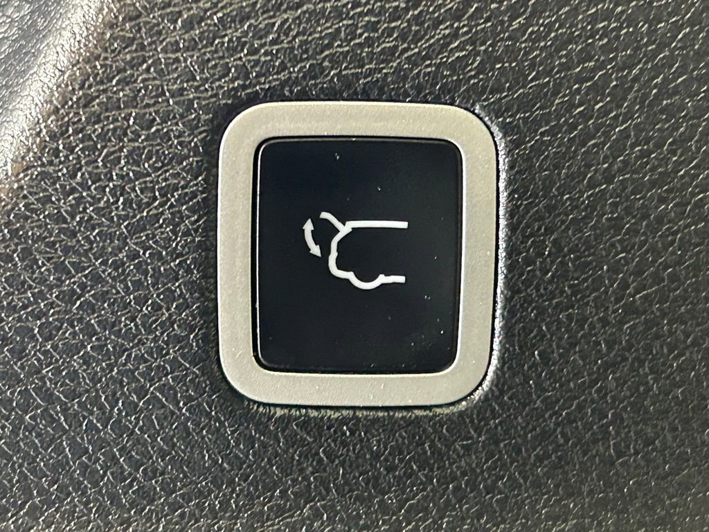 Used 2024 Chrysler Pacifica Limited w/ S Appearance Package FWD image 16