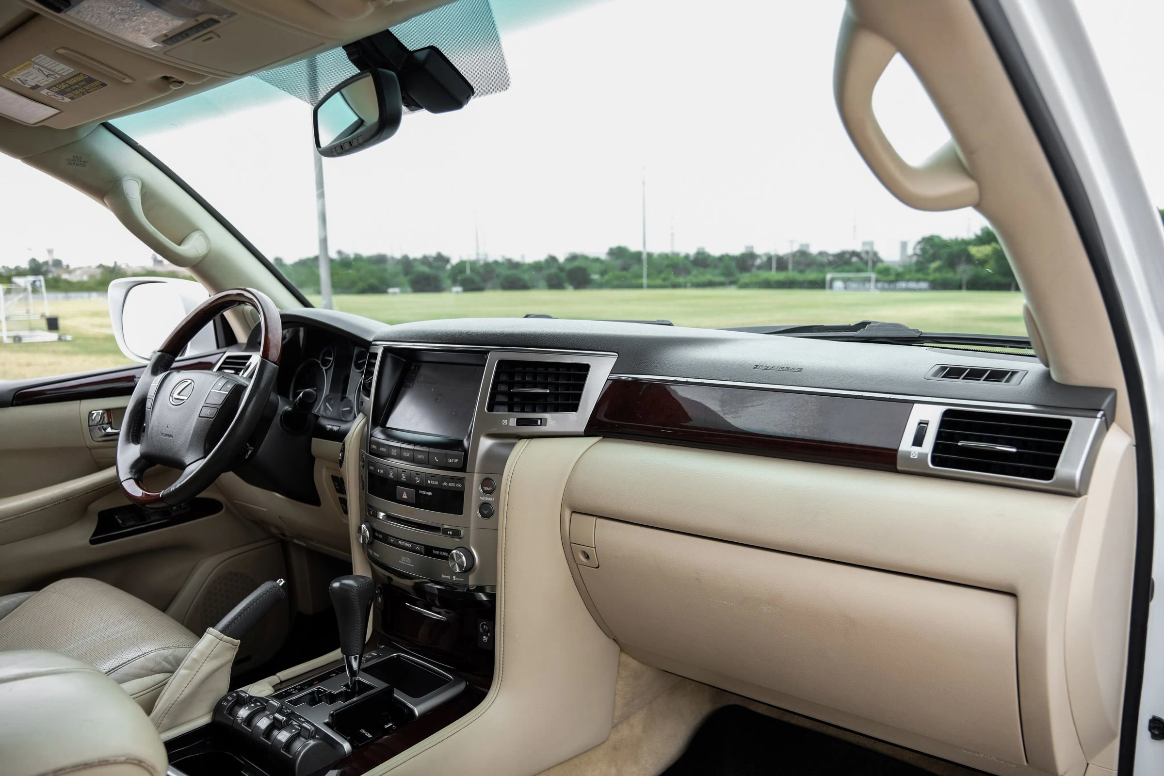 Used 2013 Lexus LX 570 4WD w/ Luxury Pkg image 16