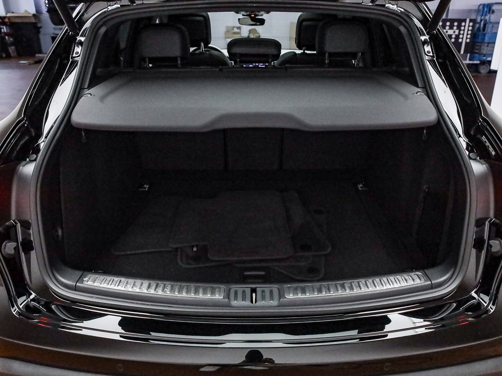Certified 2025 Porsche Macan image 27