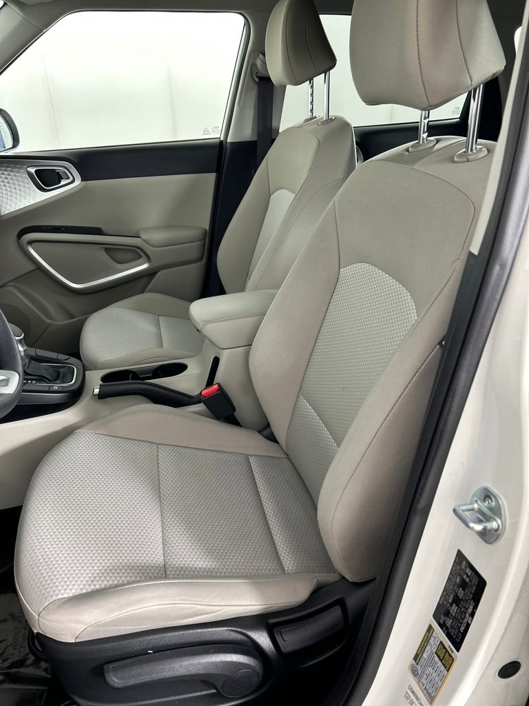 Used 2023 Kia Soul LX w/ LX Technology Package FWD image 12