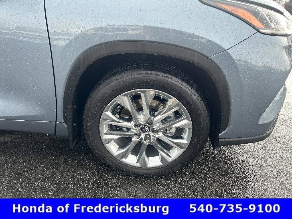 Used 2024 Toyota Highlander Limited AWD/4WD image 32