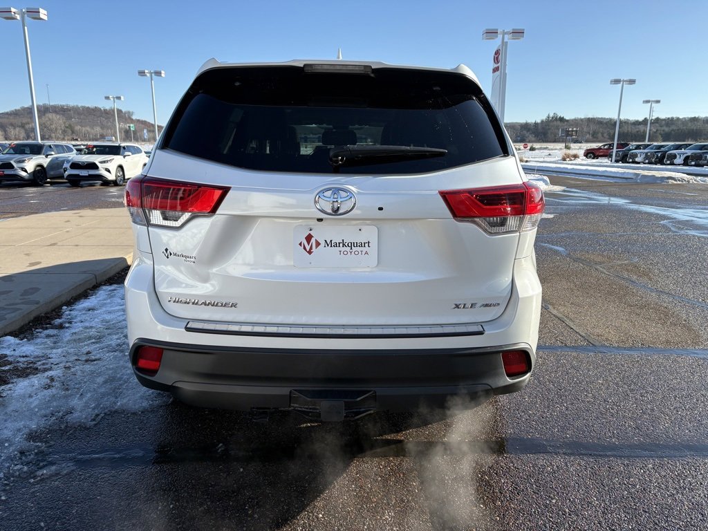 Used 2017 Toyota Highlander XLE image 3