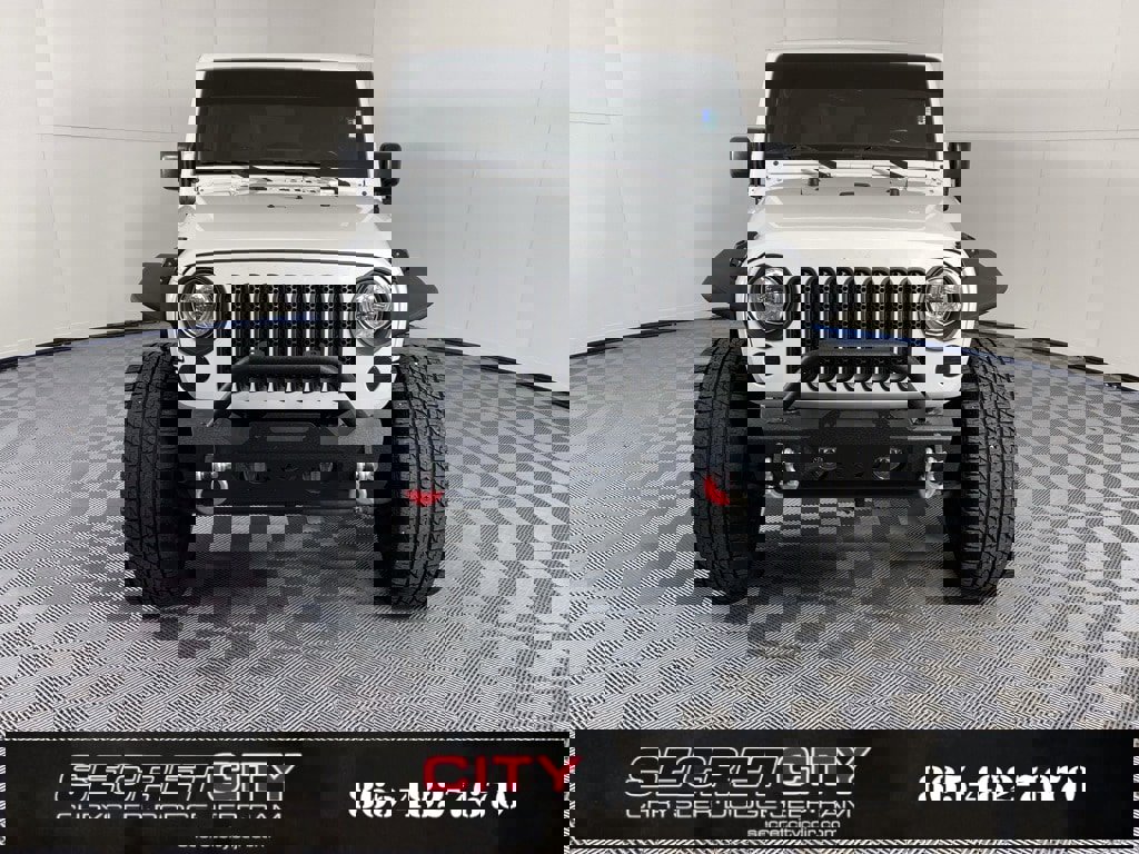 Used 2018 Jeep Wrangler Unlimited Sahara w/ Connectivity Group image 2