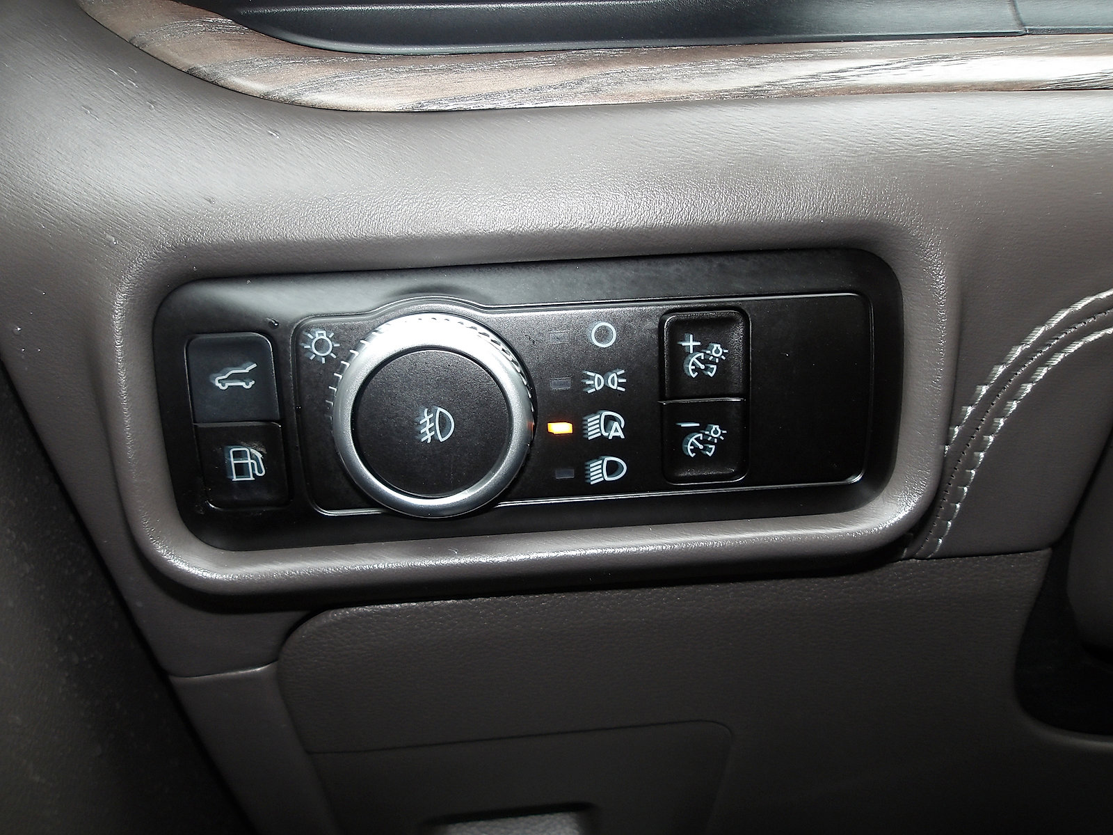 Used 2023 Ford Explorer Platinum w/ Technology Package AWD/4WD image 18