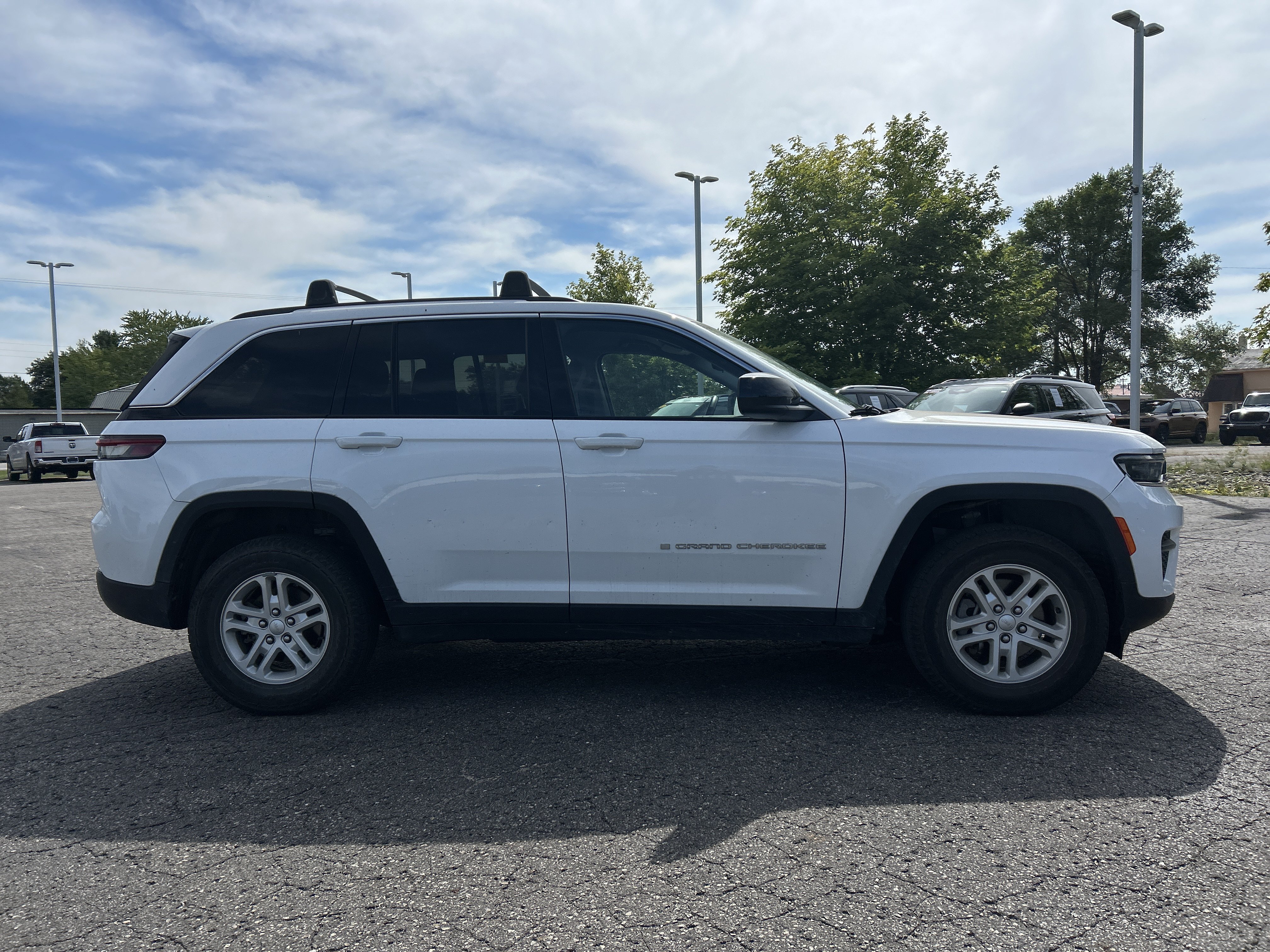 Used 2022 Jeep Grand Cherokee Laredo w/ Luxury Tech Group I AWD/4WD image 3