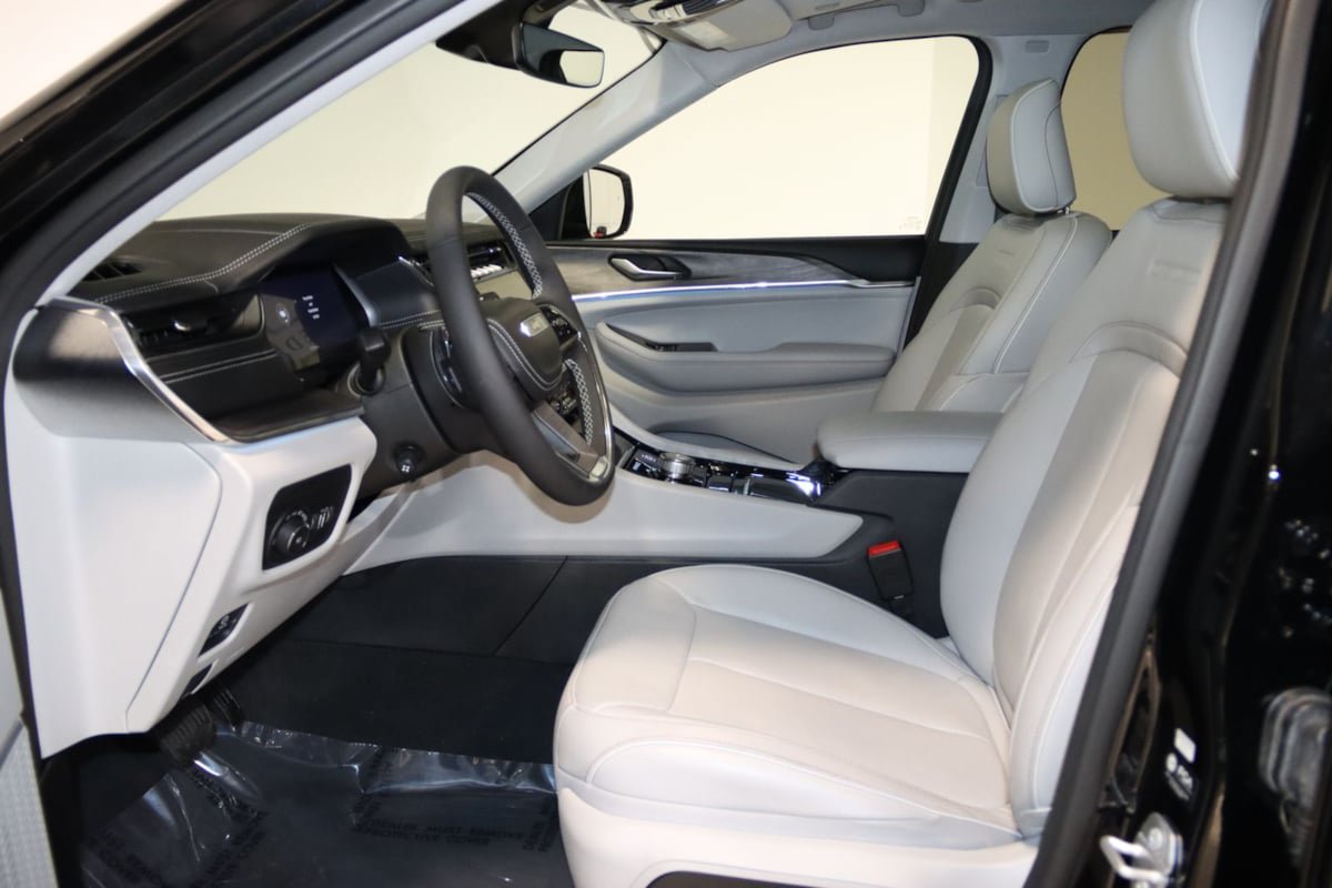 Used 2023 Jeep Grand Cherokee Overland AWD/4WD image 39