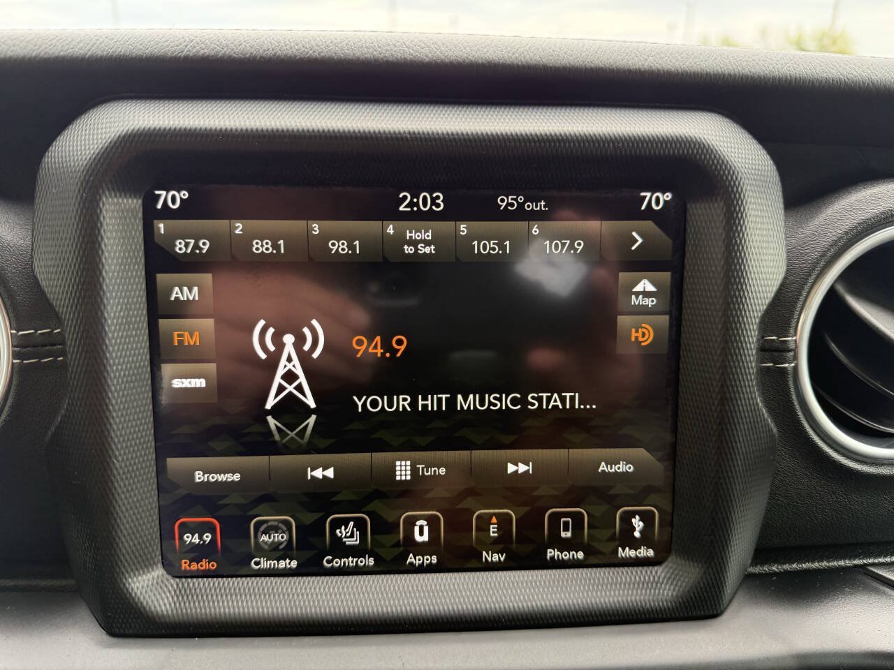 Used 2019 Jeep Wrangler Unlimited Sahara w/ Uconnect 4C Nav & Sound Group AWD/4WD image 18