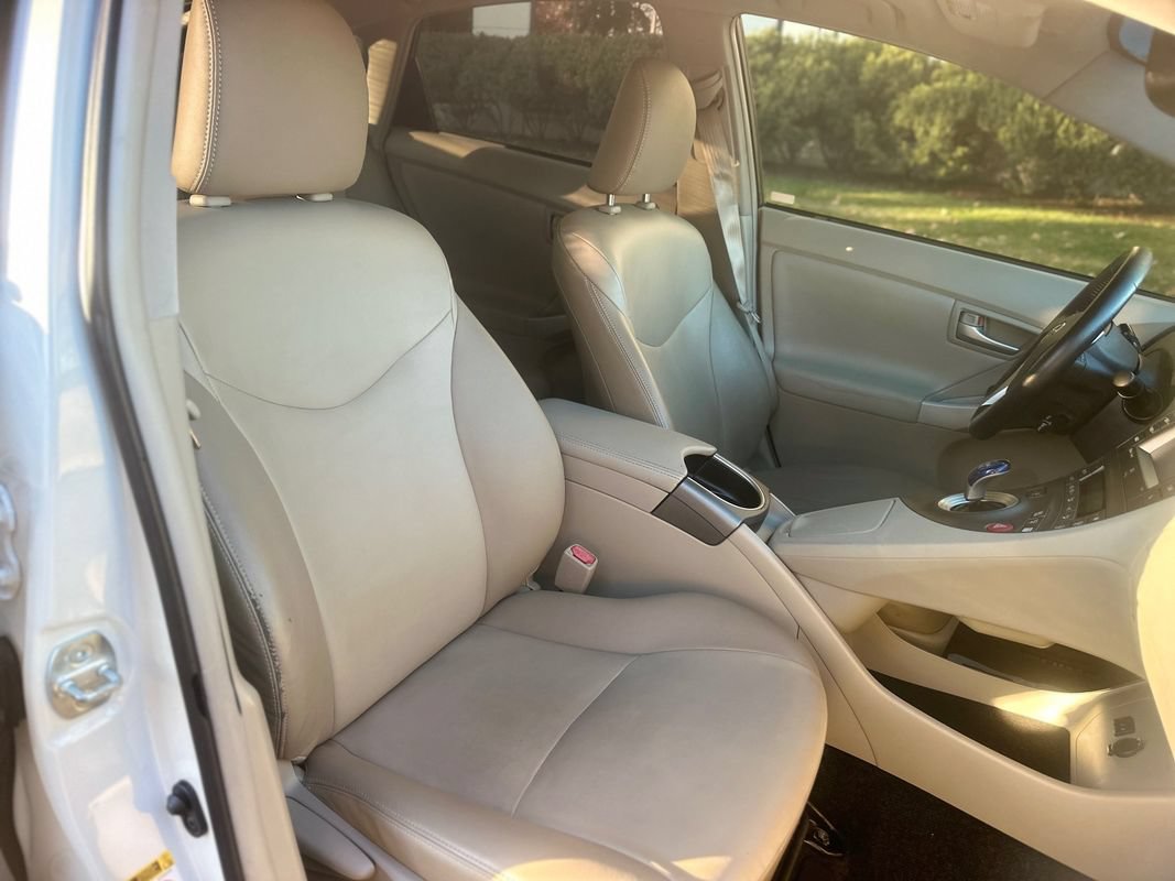 Used 2014 Toyota Prius Five FWD image 21