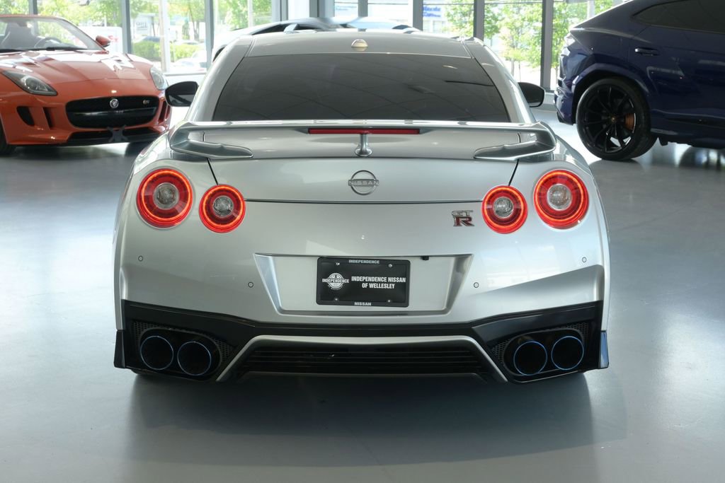 Used 2023 Nissan GT-R Premium w/ Floor Mat Package AWD/4WD image 6