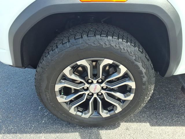 Used 2024 GMC Canyon Denali image 4