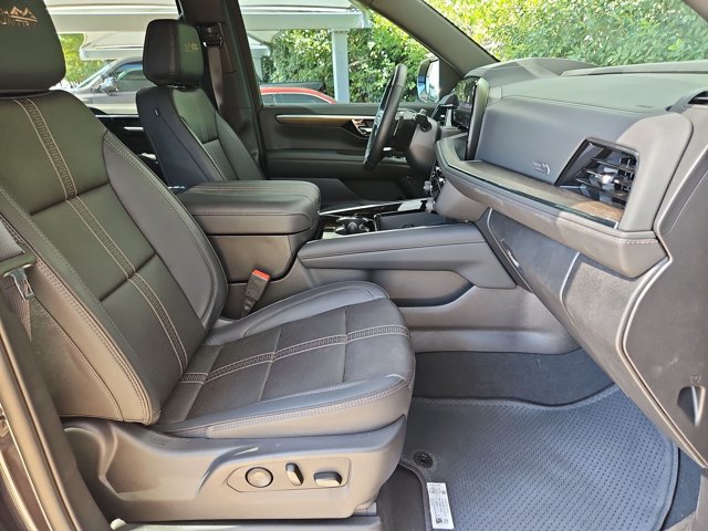 Used 2026 Chevrolet Suburban High Country AWD/4WD image 23