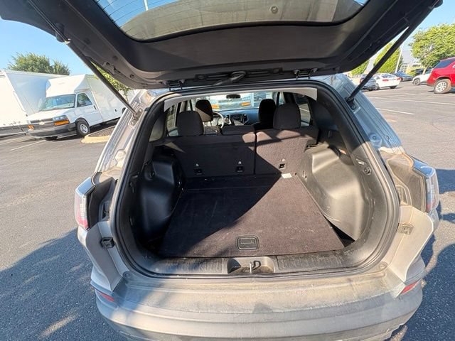 Used 2019 Jeep Cherokee Latitude w/ Popular Appearance Group FWD image 13