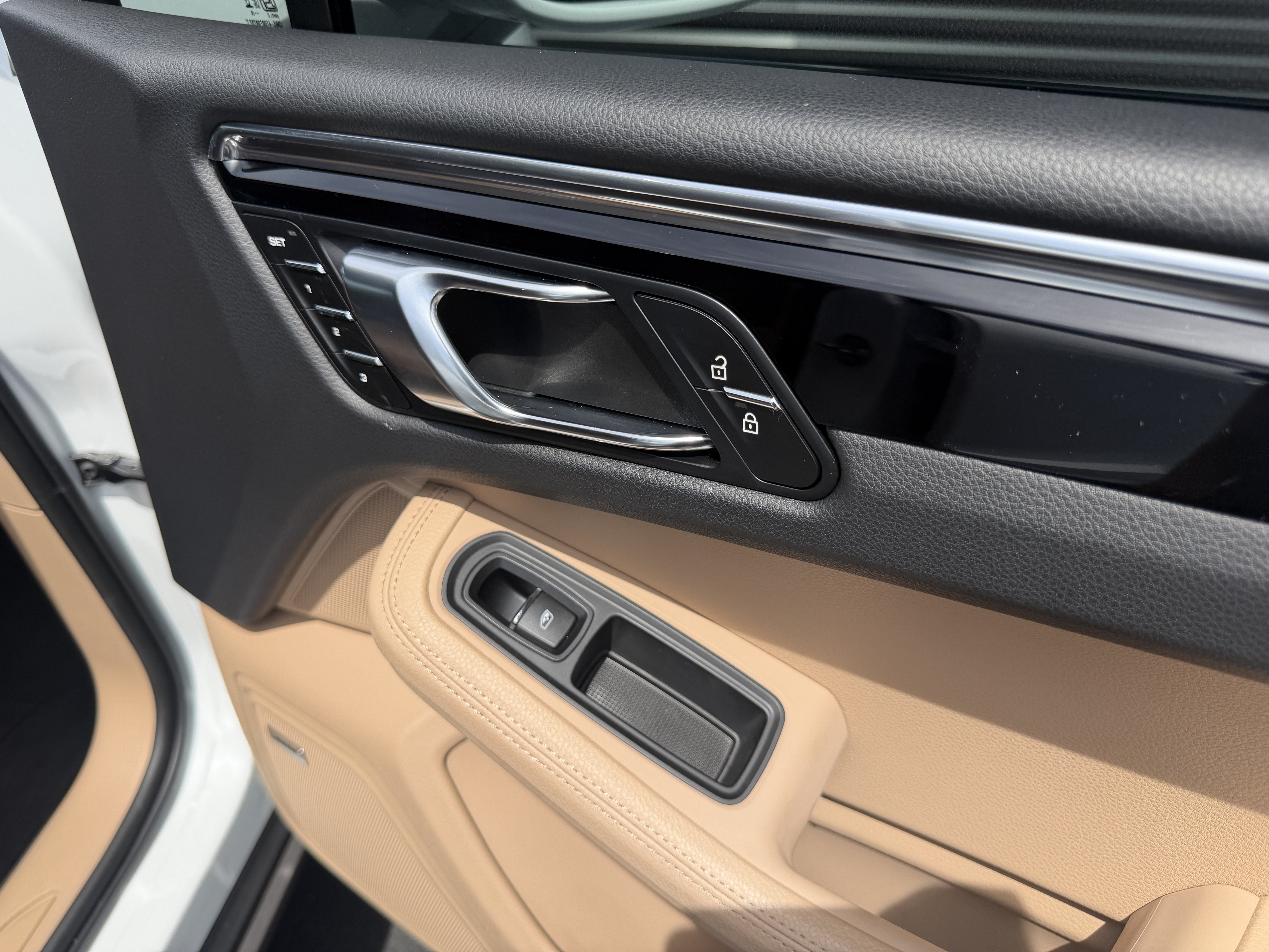 Certified 2024 Porsche Macan AWD/4WD image 15