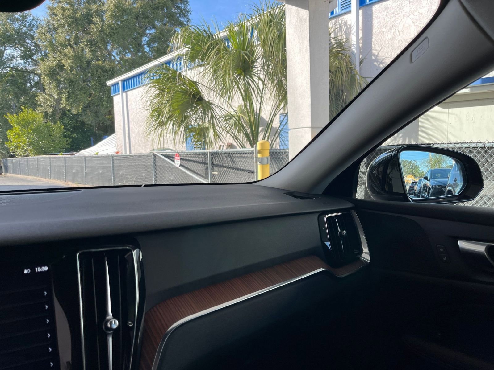 Used 2025 Volvo V60 B5 Cross Country Plus image 36