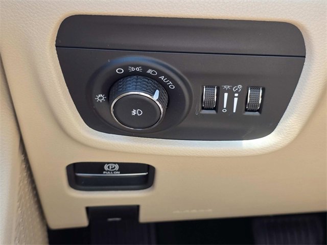 Used 2024 Jeep Grand Cherokee Limited w/ Black Appearance Package image 17