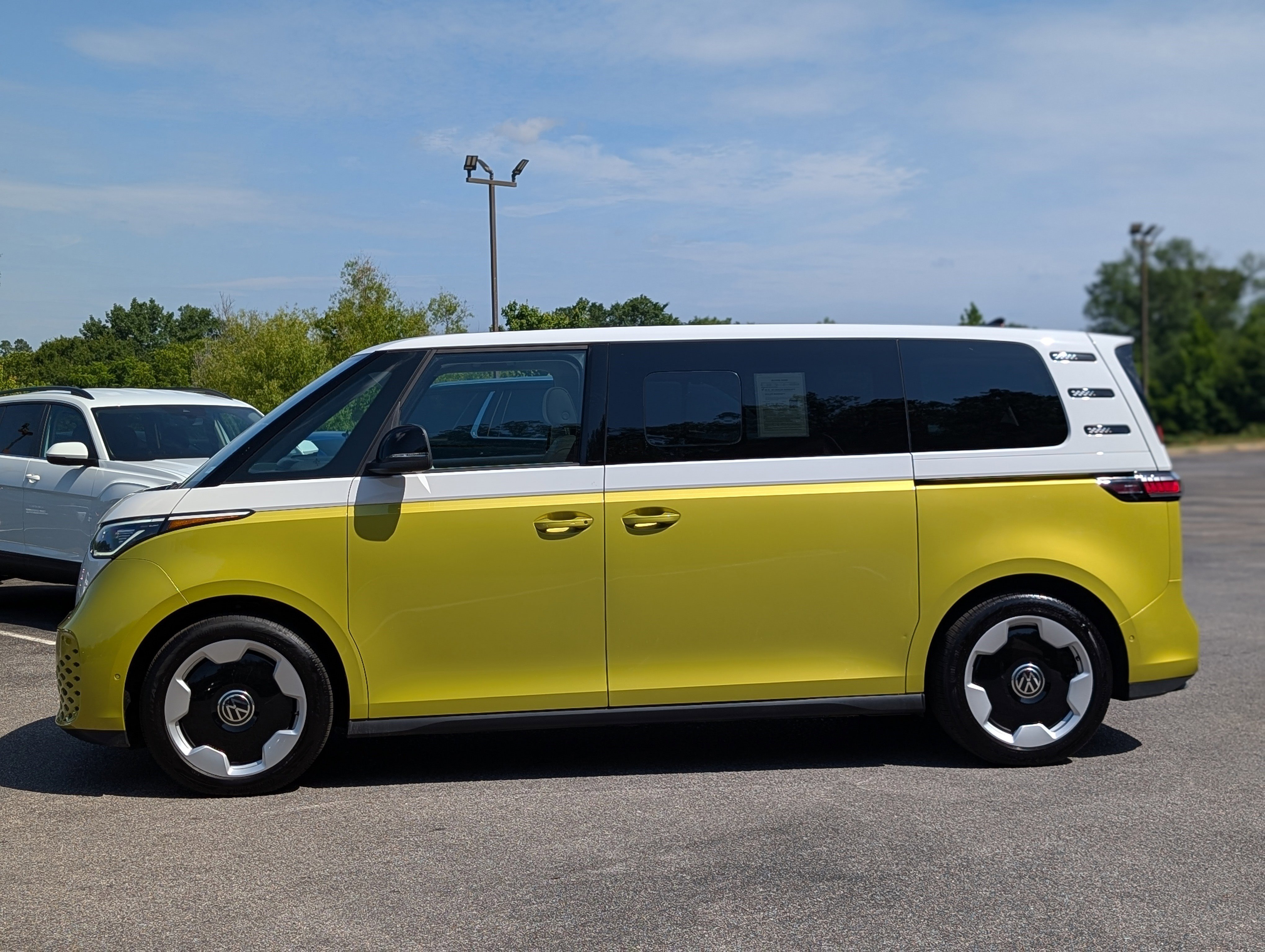 Used 2025 Volkswagen ID. Buzz Pro S Plus RWD image 6