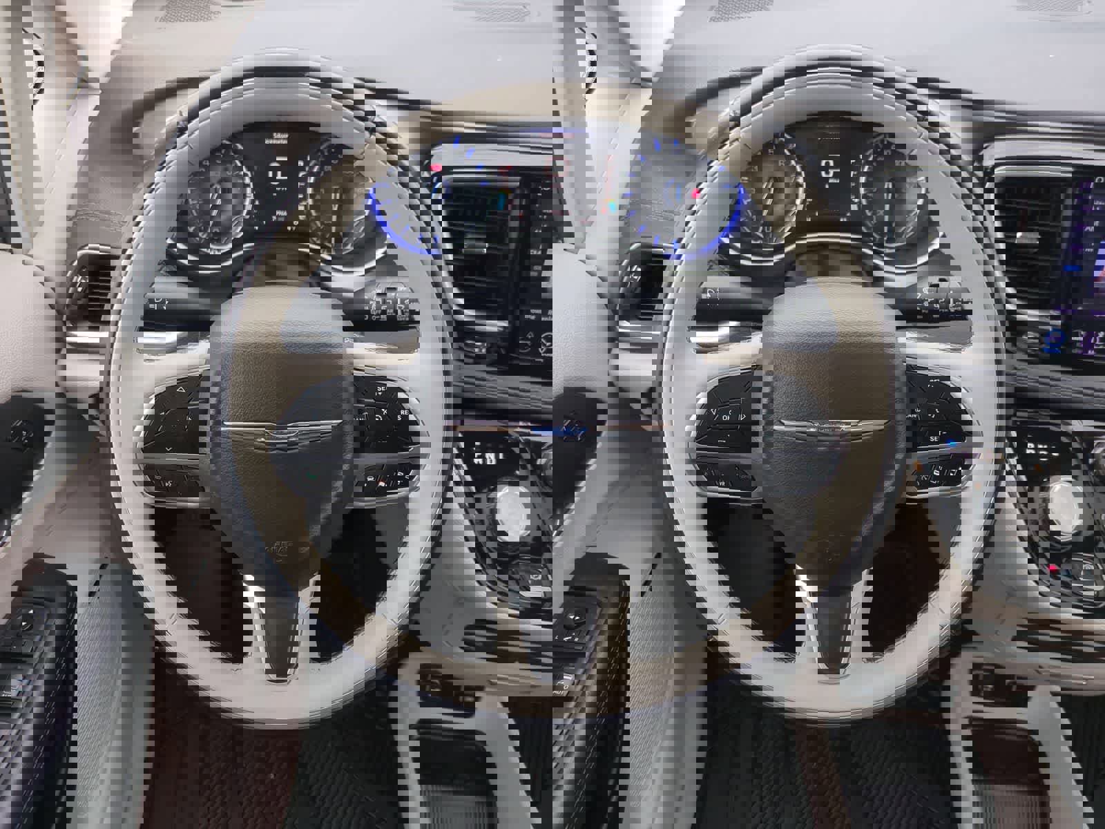 Used 2018 Chrysler Pacifica Limited w/ Tire & Wheel Group FWD image 23