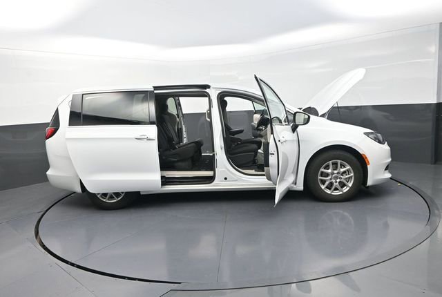 Used 2023 Chrysler Voyager LX image 46