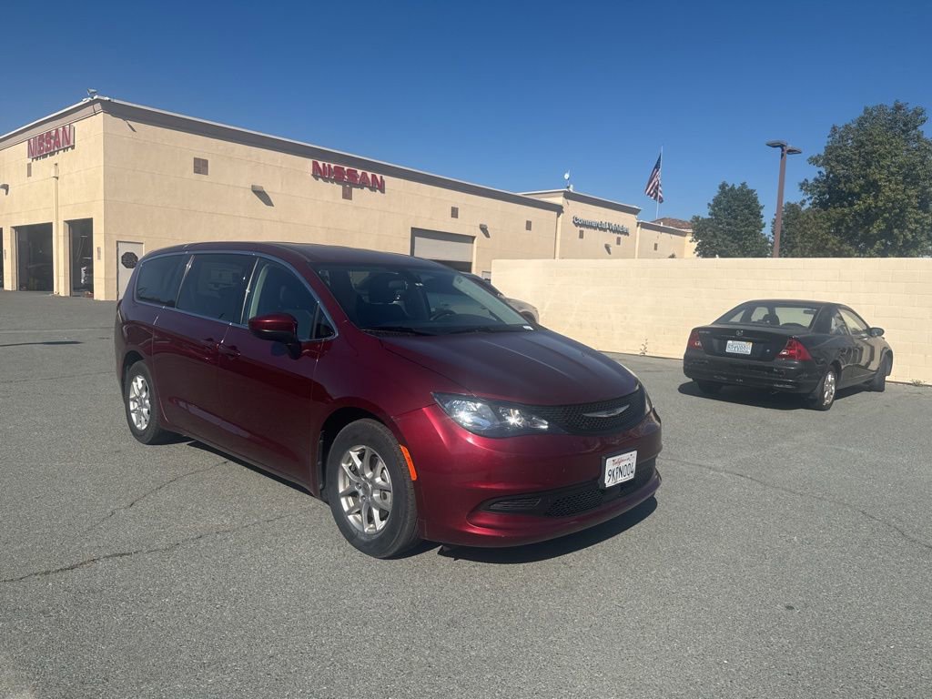 Used 2022 Chrysler Voyager LX image 2