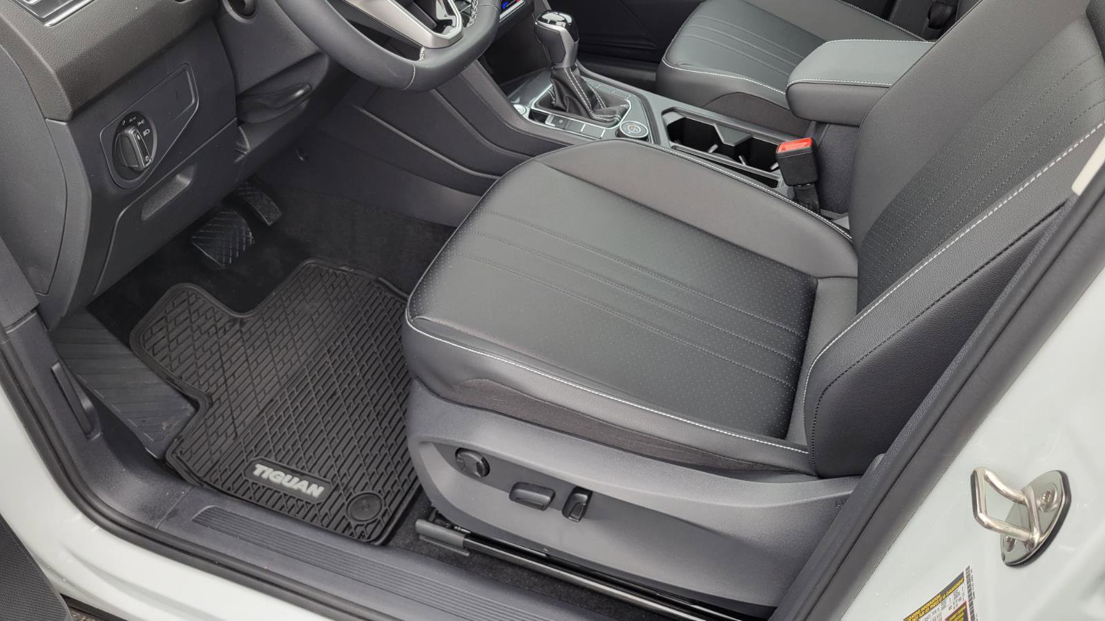 Certified 2023 Volkswagen Tiguan SE w/ Panoramic Sunroof Package image 18