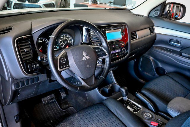 Used 2014 Mitsubishi Outlander SE AWD/4WD image 13